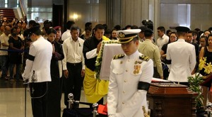 Bhutan's king and queen pays respect to late mr.lee Kuan Yew in Singapore